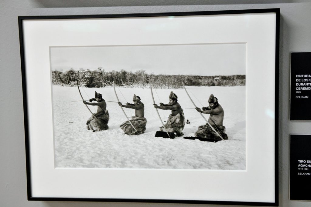 Fotografías de los pueblos Selk’nam, Yagán y Kawésqar en la exposición Voces de la Patagonia en Valdivia