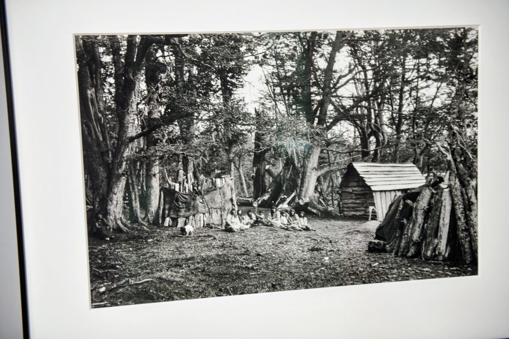 Fotografías de los pueblos Selk’nam, Yagán y Kawésqar en la exposición Voces de la Patagonia en Valdivia