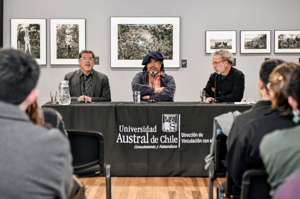 Fotografías de los pueblos Selk’nam, Yagán y Kawésqar en la exposición Voces de la Patagonia en Valdivia