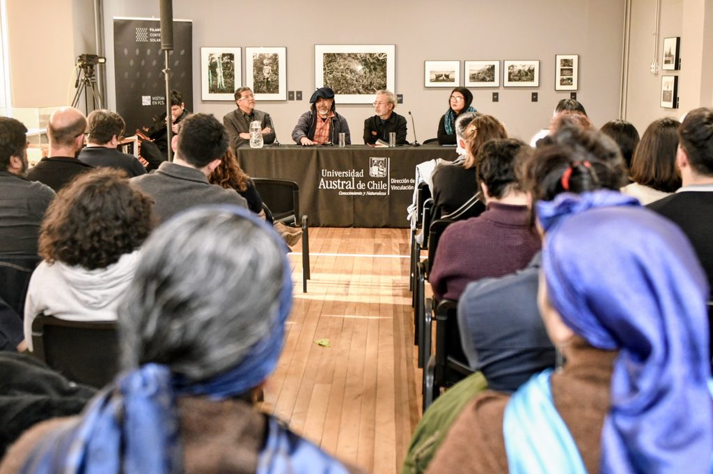 Fotografías de los pueblos Selk’nam, Yagán y Kawésqar en la exposición Voces de la Patagonia en Valdivia