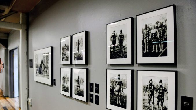Fotografías de los pueblos Selk’nam, Yagán y Kawésqar en la exposición Voces de la Patagonia en Valdivia
