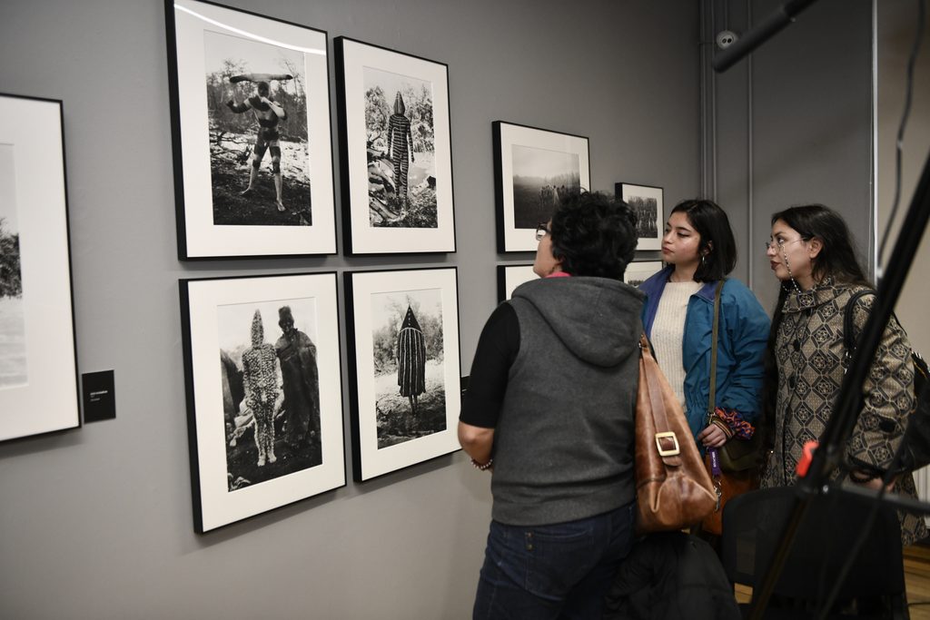 Fotografías de los pueblos Selk’nam, Yagán y Kawésqar en la exposición Voces de la Patagonia en Valdivia