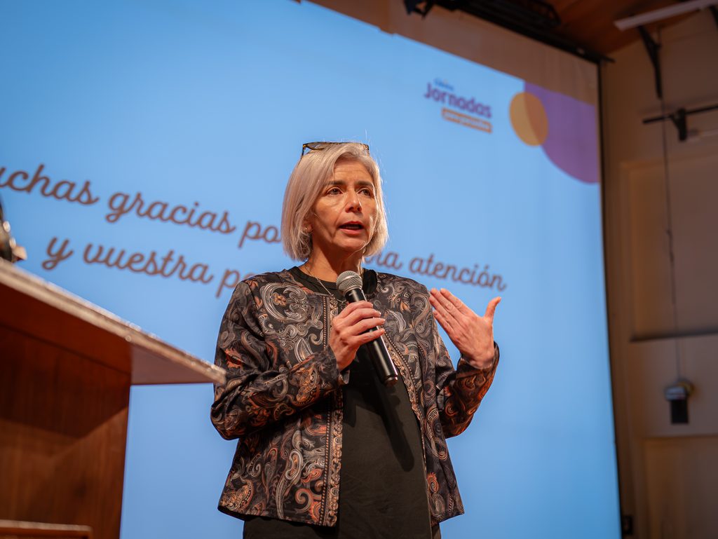 Pacientes y especialistas reunidos en una jornada educativa sobre diálisis en la Universidad Austral de Chile en Valdivia