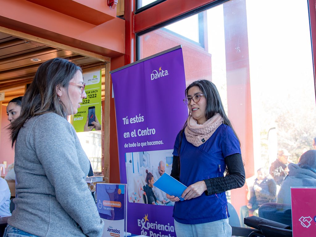 Pacientes y especialistas reunidos en una jornada educativa sobre diálisis en la Universidad Austral de Chile en Valdivia
