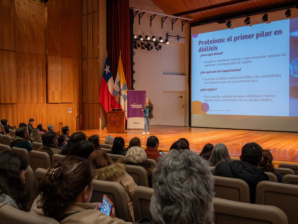Pacientes y especialistas reunidos en una jornada educativa sobre diálisis en la Universidad Austral de Chile en Valdivia