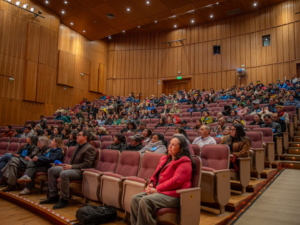Pacientes y especialistas reunidos en una jornada educativa sobre diálisis en la Universidad Austral de Chile en Valdivia