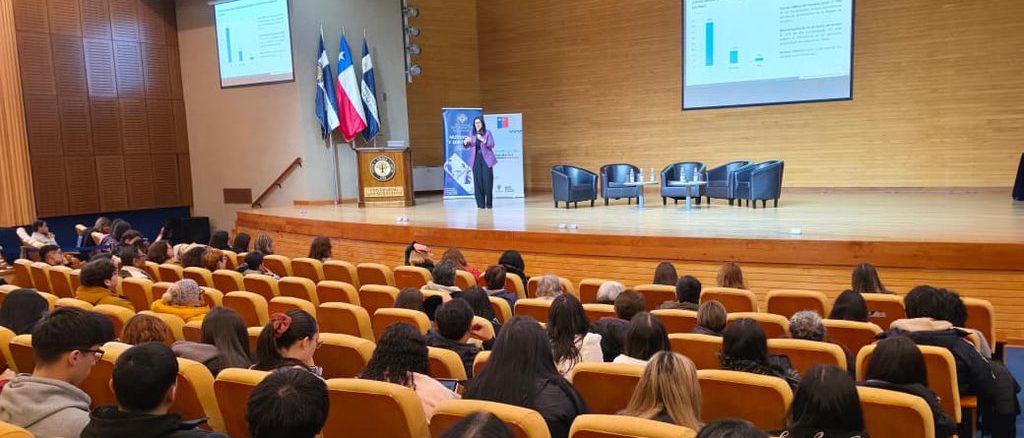 Participantes en el simposio sobre pérdida de alimentos y transformación alimentaria en Valdivia