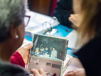 Vecinos participando en la digitalizacion de archivos fotograficos en la poblacion Yanez Zavala
