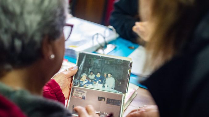 Vecinos participando en la digitalizacion de archivos fotograficos en la poblacion Yanez Zavala