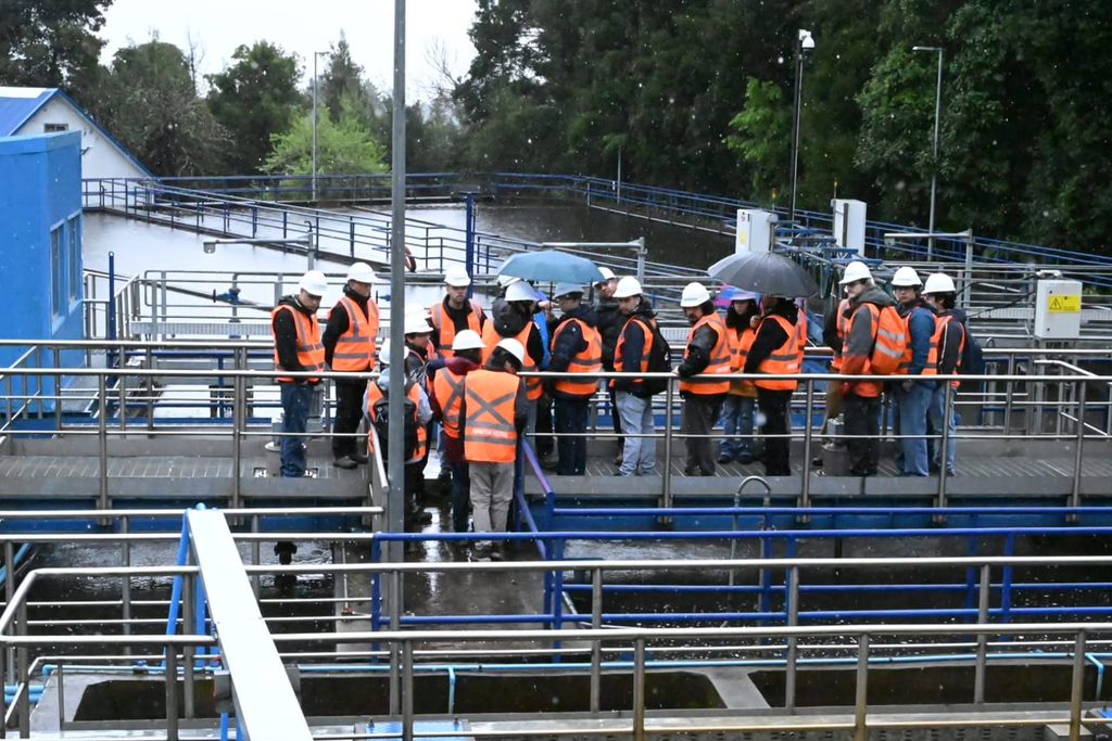 Estudiantes y profesionales visitando las instalaciones de Aguas Décima en Valdivia