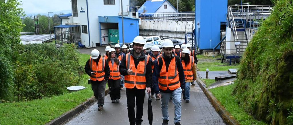 Estudiantes y profesionales visitando las instalaciones de Aguas Décima en Valdivia
