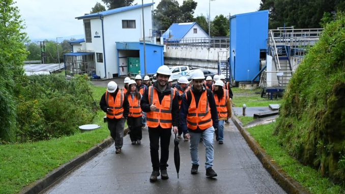 Estudiantes y profesionales visitando las instalaciones de Aguas Décima en Valdivia