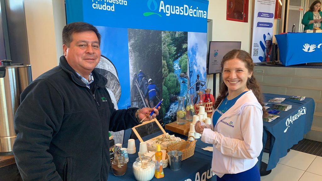 Representantes de Aguas Décima presentes en la Feria de la Construcción de INACAP Valdivia compartiendo con estudiantes y empresas