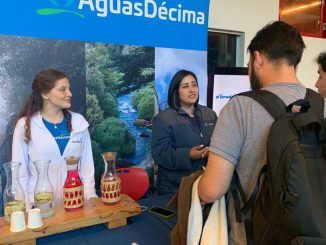 Representantes de Aguas Décima presentes en la Feria de la Construcción de INACAP Valdivia compartiendo con estudiantes y empresas