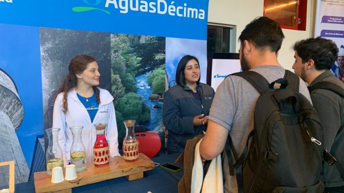 Representantes de Aguas Décima presentes en la Feria de la Construcción de INACAP Valdivia compartiendo con estudiantes y empresas