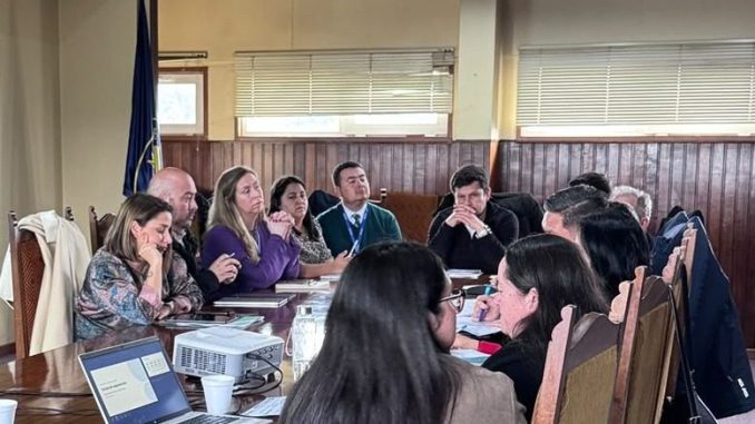 Alcaldesa Carla Amtmann participando en la Mesa Regional por el Empleo en Los Rios