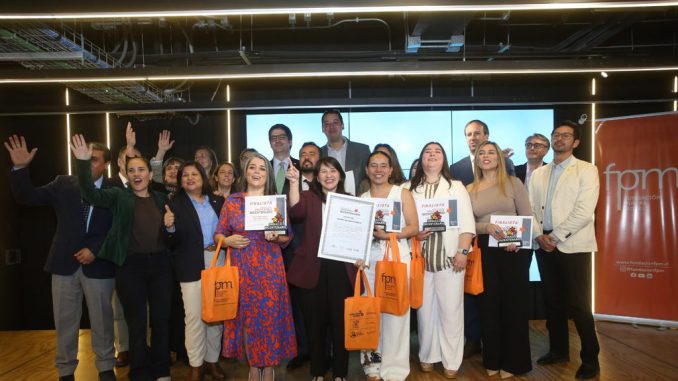 La profesora Tatiana Mellado recibiendo el Premio Nacional Profesor Bicentenario 2026