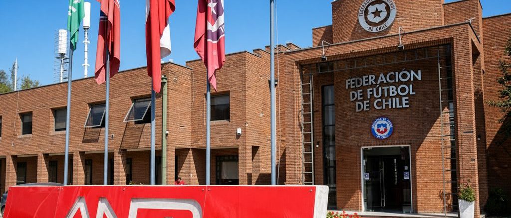Jugadoras de fútbol femenino reunidas en una asamblea para discutir mejoras laborales junto a ANJUF