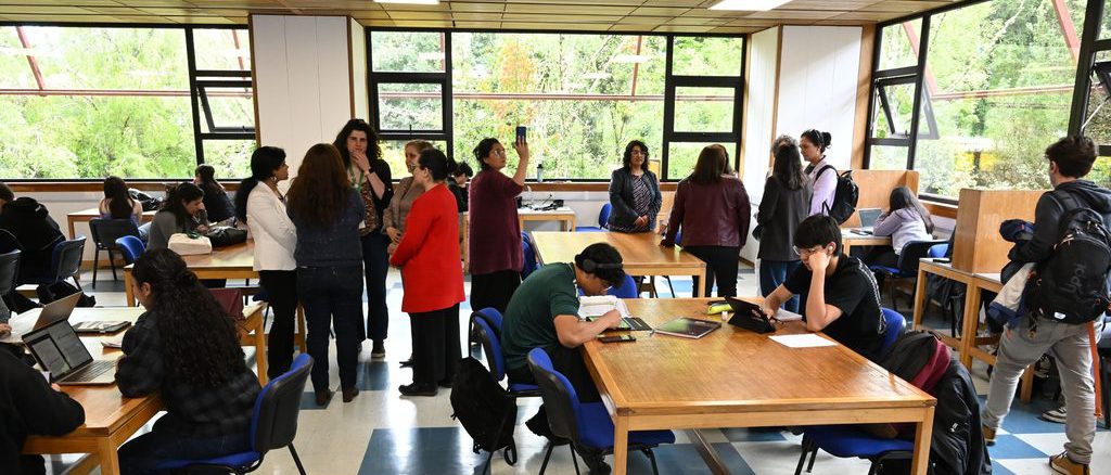 Estudiantes utilizando los nuevos espacios renovados de la Biblioteca Central de la Universidad Austral de Chile