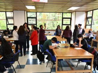 Estudiantes utilizando los nuevos espacios renovados de la Biblioteca Central de la Universidad Austral de Chile