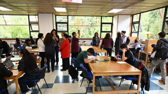 Estudiantes utilizando los nuevos espacios renovados de la Biblioteca Central de la Universidad Austral de Chile