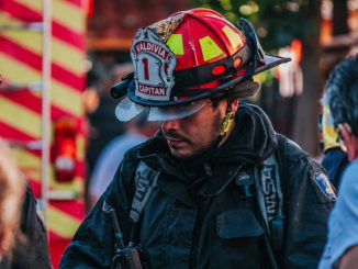 Voluntarios de Bomberos de Valdivia recibiendo fondos recaudados mediante la boleta de Aguas Décima.