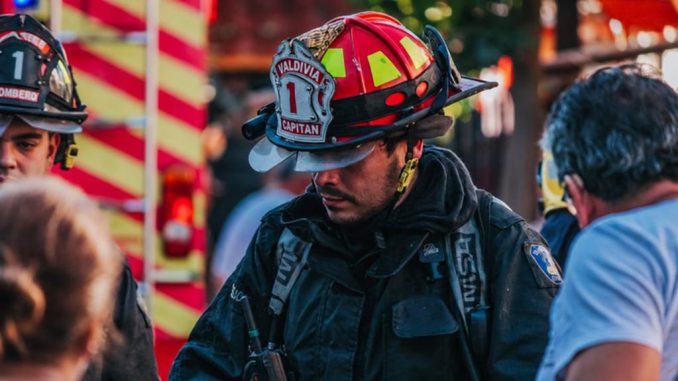 Voluntarios de Bomberos de Valdivia recibiendo fondos recaudados mediante la boleta de Aguas Décima.
