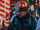 Voluntarios de Bomberos de Valdivia recibiendo fondos recaudados mediante la boleta de Aguas Décima.
