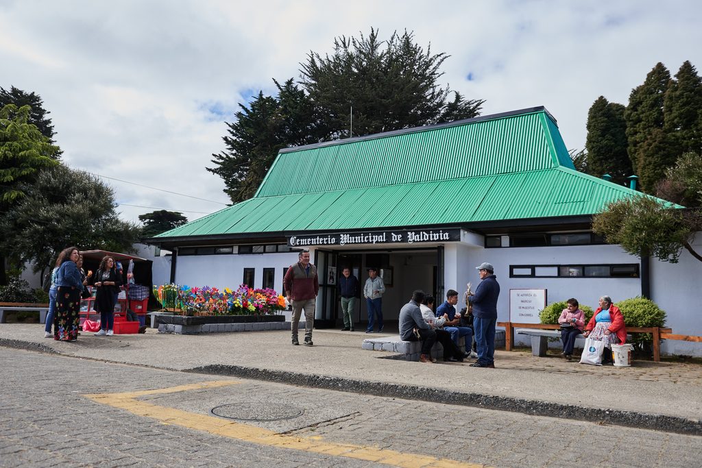 Trabajos de mantención en el Cementerio Municipal de Valdivia para la festividad de Todos los Santos.
