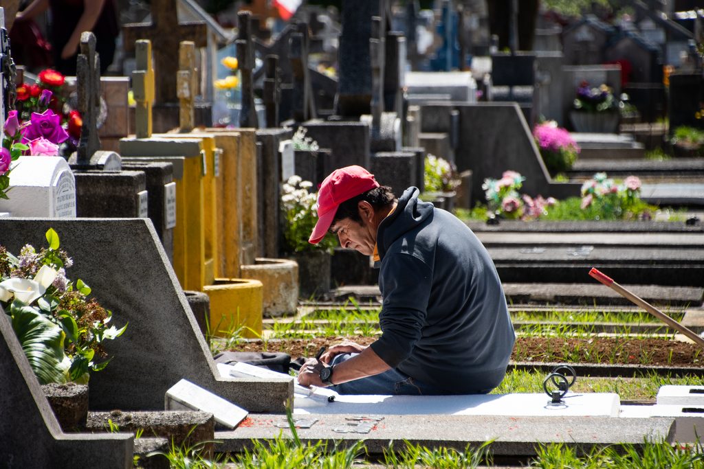 Trabajos de mantención en el Cementerio Municipal de Valdivia para la festividad de Todos los Santos.
