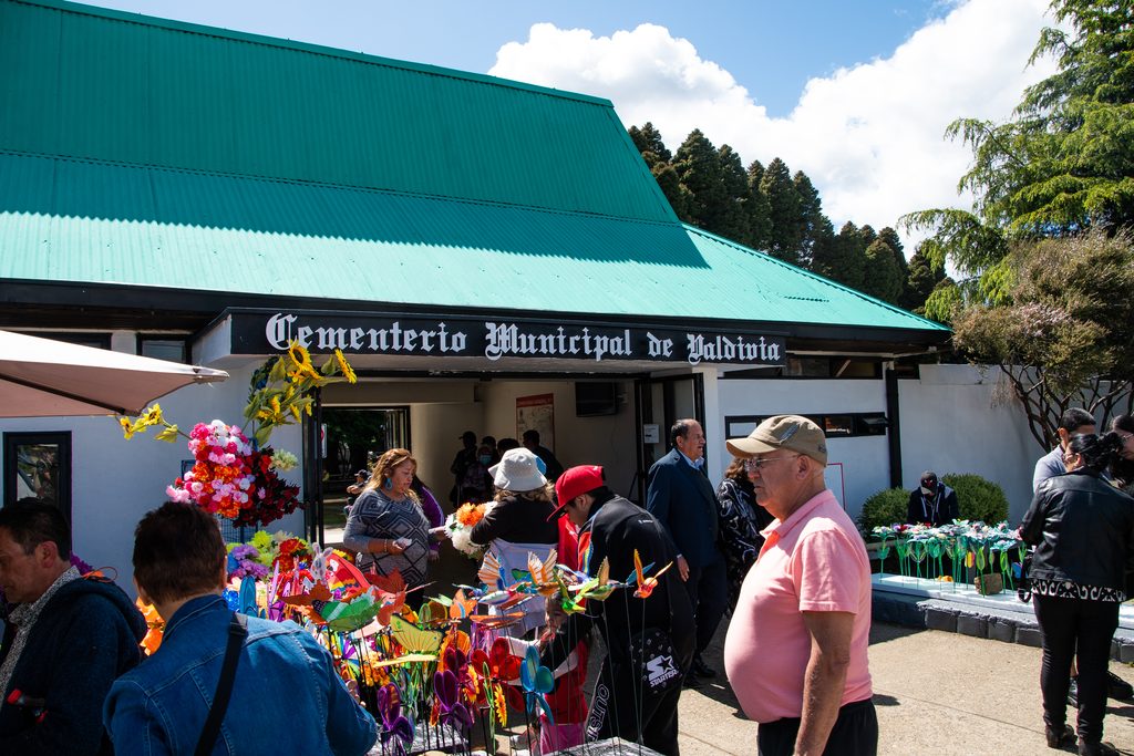 Trabajos de mantención en el Cementerio Municipal de Valdivia para la festividad de Todos los Santos.