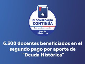 Profesores de la Región de Los Ríos recibiendo el pago de la deuda histórica docente