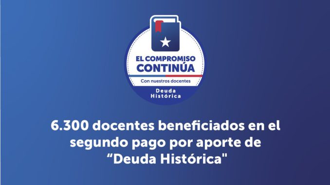 Profesores de la Región de Los Ríos recibiendo el pago de la deuda histórica docente