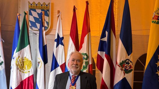 Dr Pablo Szmulewicz recibiendo la Medalla Panamericana al Mérito en Educación Turística