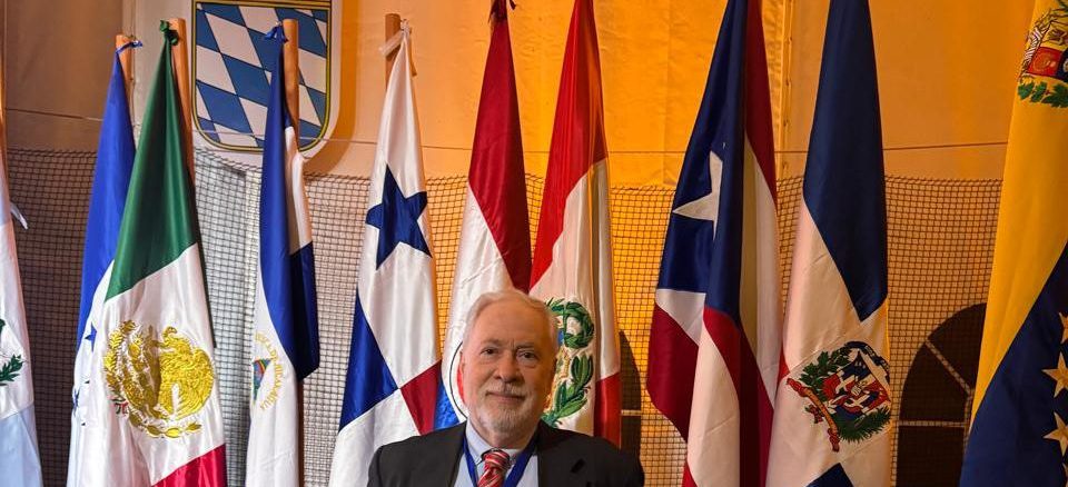Dr Pablo Szmulewicz recibiendo la Medalla Panamericana al Mérito en Educación Turística