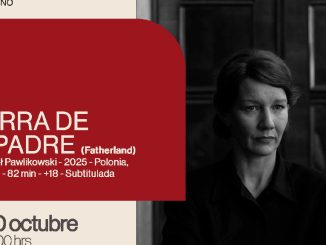 Escena en blanco y negro de la película Tierra de mi padre del director Pawel Pawlikowski