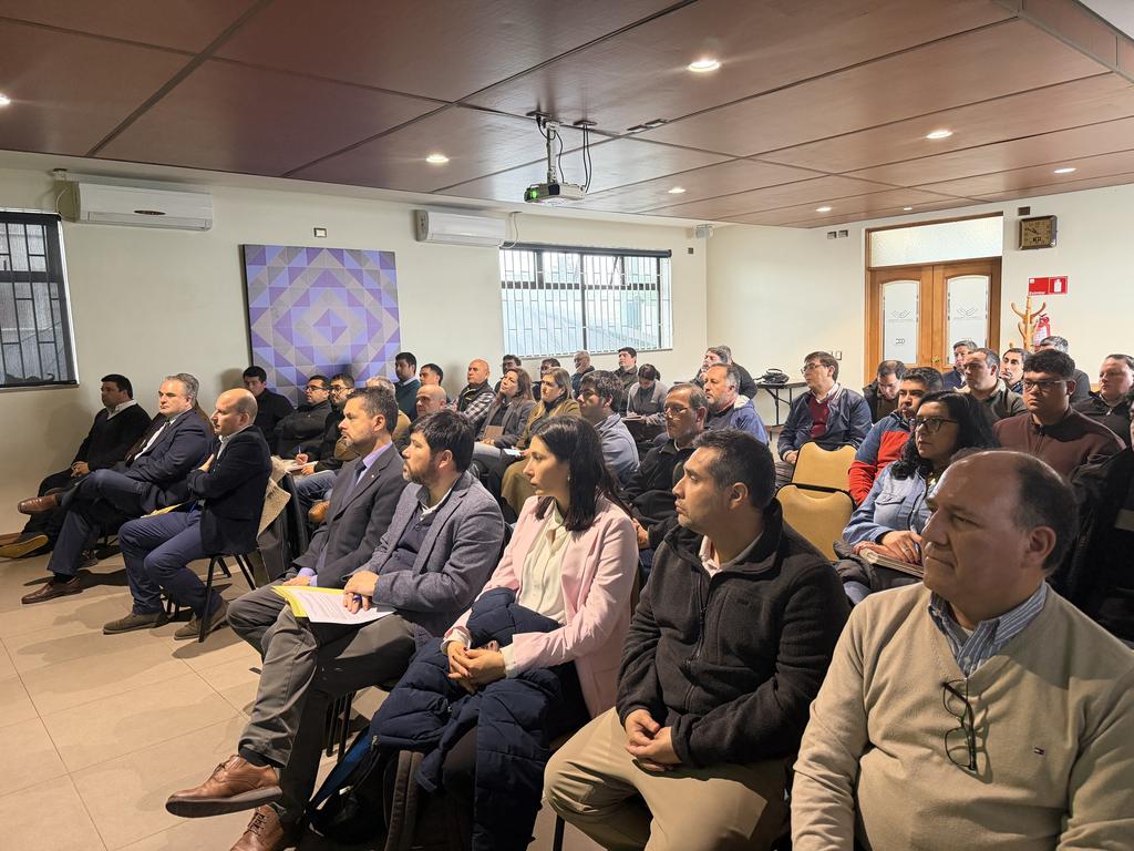 Representantes de empresas forestales en seminario de CORMA sobre trazabilidad y guías de despacho en Temuco