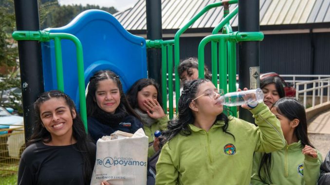 Estudiantes de la Escuela Rural Huillinco disfrutando del nuevo sistema de potabilización de agua