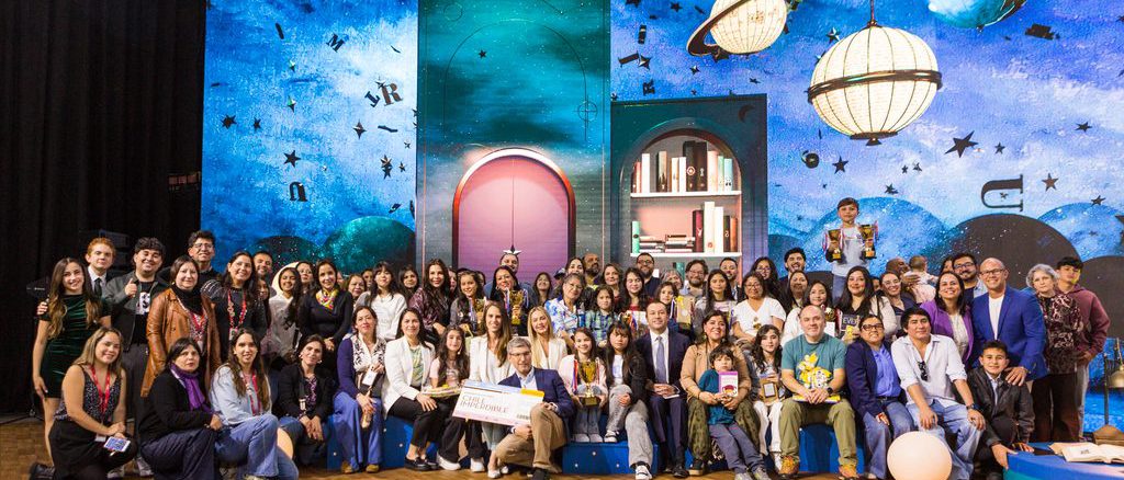 Estudiante de Valdivia recibiendo premio de lectura en concurso nacional
