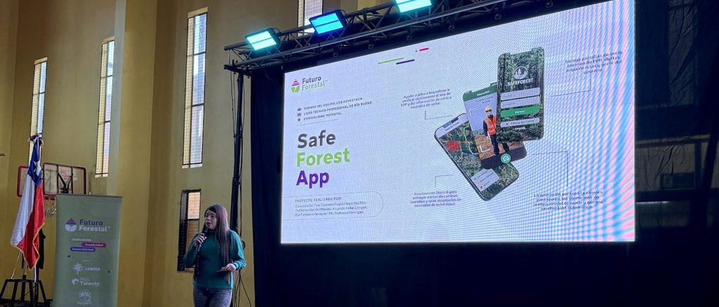 Estudiantes del Liceo Técnico Profesional de Río Bueno presentan el brazalete inteligente Ecovibe para la seguridad forestal