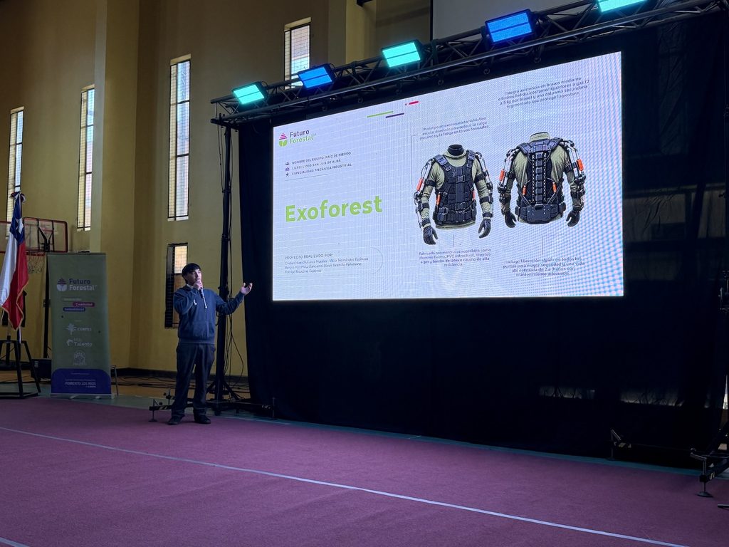 Estudiantes del Liceo Técnico Profesional de Río Bueno presentan el brazalete inteligente Ecovibe para la seguridad forestal