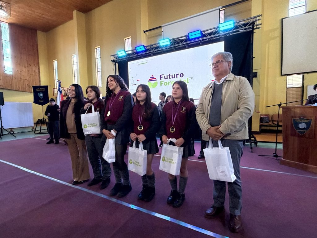 Estudiantes del Liceo Técnico Profesional de Río Bueno presentan el brazalete inteligente Ecovibe para la seguridad forestal