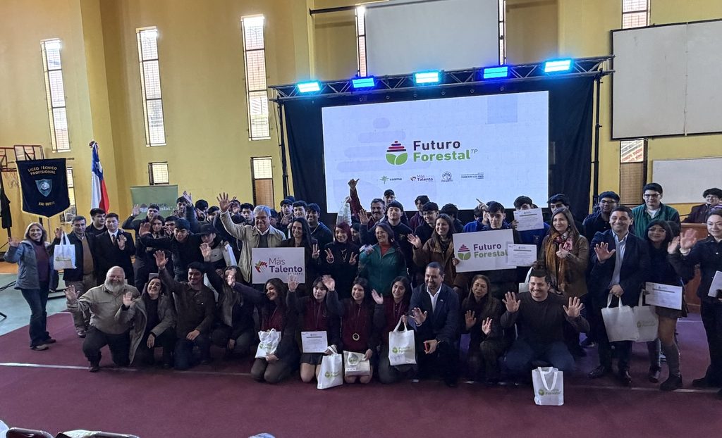 Estudiantes del Liceo Técnico Profesional de Río Bueno presentan el brazalete inteligente Ecovibe para la seguridad forestal