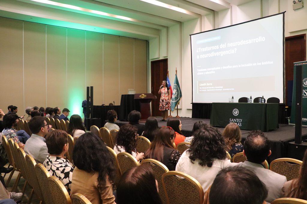 Participantes y académicos en el cuarto congreso de neurociencia y bienestar de la UST en Valdivia