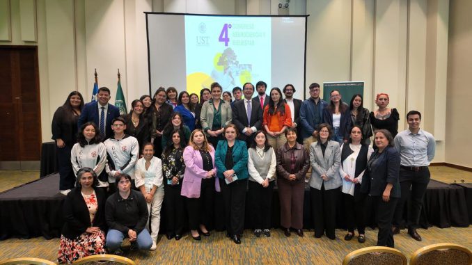 Participantes y académicos en el cuarto congreso de neurociencia y bienestar de la UST en Valdivia