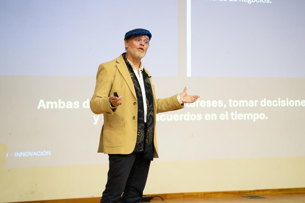 Asistentes y expositores reunidos en el Congreso Coop Sur XVIII en la Universidad de Los Lagos