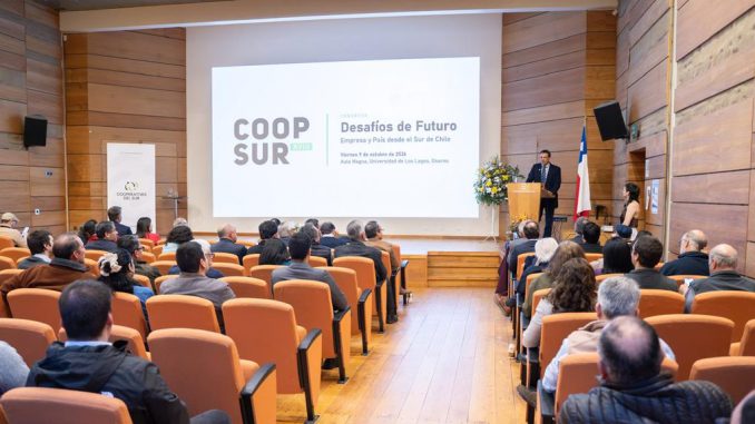 Asistentes y expositores reunidos en el Congreso Coop Sur XVIII en la Universidad de Los Lagos