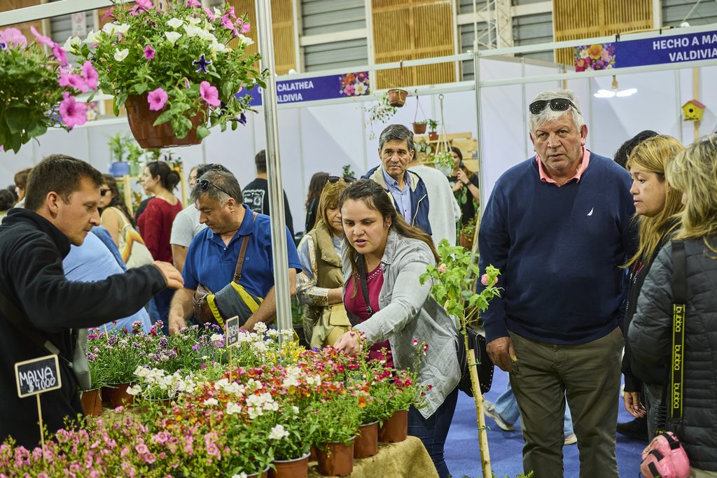 Stand de plantas y flores en la Expo Primavera Valdivia 2026 en el Parque Saval
