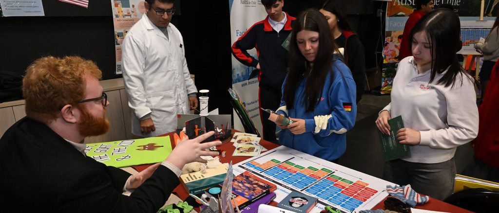 Estudiantes de enseñanza media recorriendo el campus de la Universidad Austral de Chile durante la Expo UACh.
