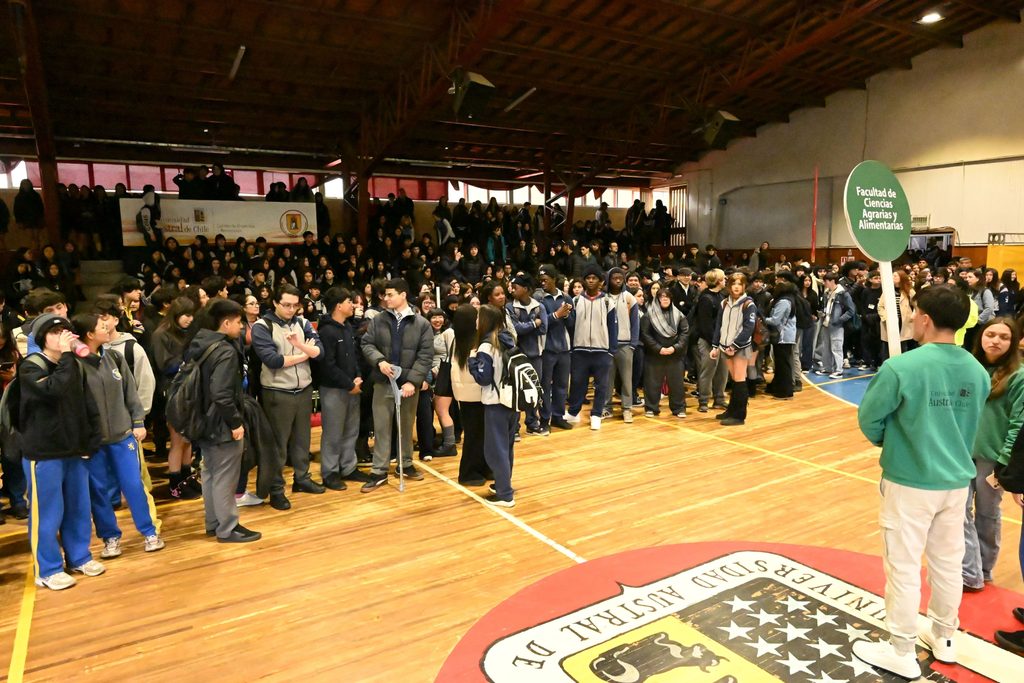 Estudiantes de enseñanza media recorriendo el campus de la Universidad Austral de Chile durante la Expo UACh.